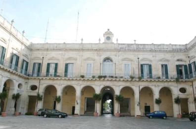 Lecce, emergenza sfratti: sit in davanti la Prefettura