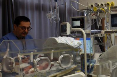 Foggia, neonata con malformazione congenita salvata al Riuniti: dimessa dopo un mese l'abbraccio con mamma e papà
