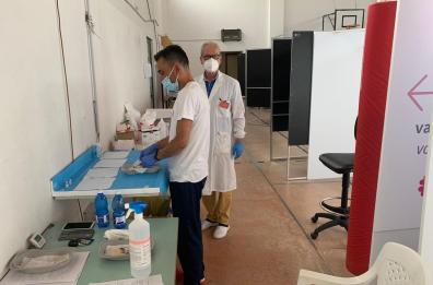 Vaccini, file all'hub di Taranto, Asl: «C'è chi non rispetta orari»