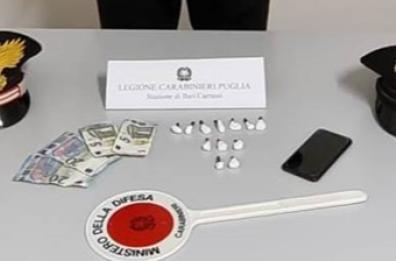 Davanti al Politecnico di Bari con la coca nascosta nella leva del cambio: arrestato