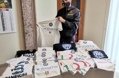 Mascherine, maglie da calcio e alcolici contraffatti: operazione nel Foggiano