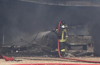 Sannicandro di Bari, incendio in un'autorimessa: bruciano camper
