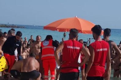 Si sente male in spiaggia nel Salento: muore 82enne a Torre Pali 