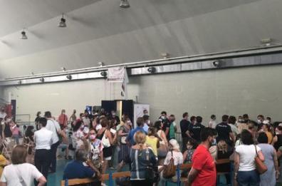 Vaccini, caos al PalaCarbonara di Bari: salta l'ordine lista, gente in fila da ore. Puglia prima per copertura 60-79enni