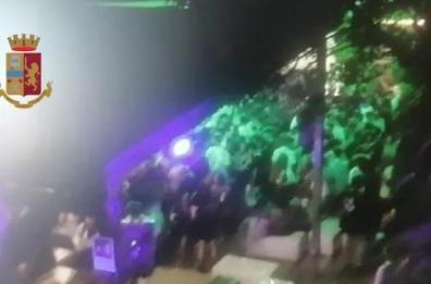 Ballano in centinaia in un locale di Gallipoli: multa salata e chiusura dell'attività