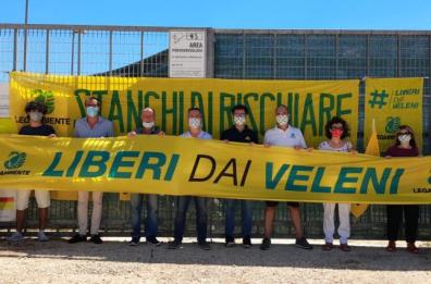 Statte, sit-in di Legambiente: «rimuovere 3mila fusti radioattivi Cemerad»