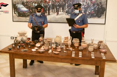 Foggia,monete d'oro e reperti preziosi in casa: nei guai marito e moglie