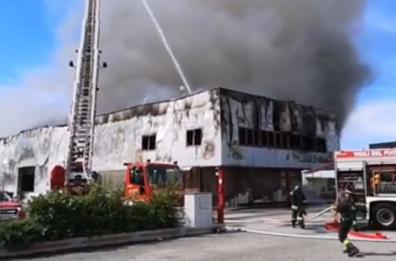 UDINE - Fagagna, incendio ferramenta in Friuli VIDEO