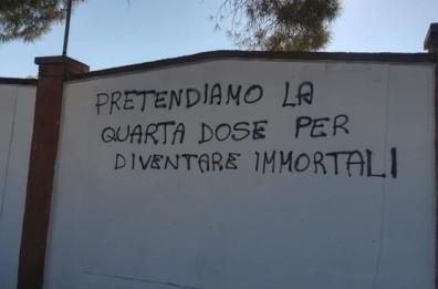 «Quarta dose per diventare immortali», le scritte no vax su muro hub Foggia