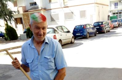A  Conversano capelli bianco, rosso e verde in onore della Nazionale