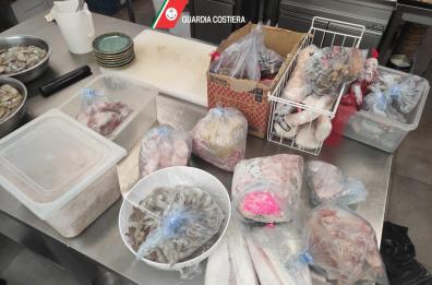 Bari, pesce scaduto in ristoranti sushi del centro: sequestri e denunce