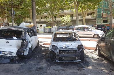 Bari, auto in fiamme al Libertà: l'incendio in corso Mazzini