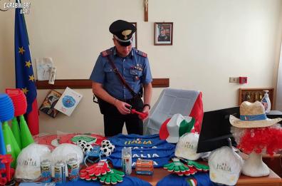 Bari, bancarella abusiva per vendere bandiere e gadget della Nazionale: multa e sequestri 