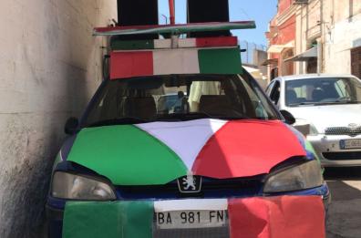 Euro 2020, sale la febbre per la finale: a Bari l'auto diventa tricolore