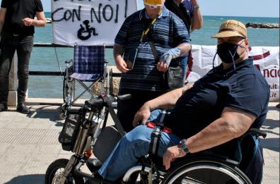 Puglia, disabili  in piazza: pochi soldi troppa burocrazia