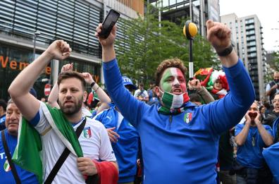 Anche io negazionista  del pallone grido Italia
