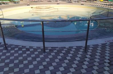 Bimbo caduto in piscina: è fuori pericolo 