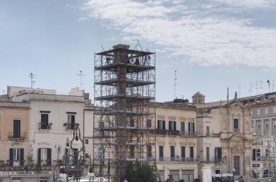 Lecce, smontate le impalcature a Piazza Sant'Oronzo: «Torna a splendere uno dei simboli della città»