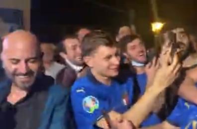 Giuliano Sangiorgi canta con gli azzurri
