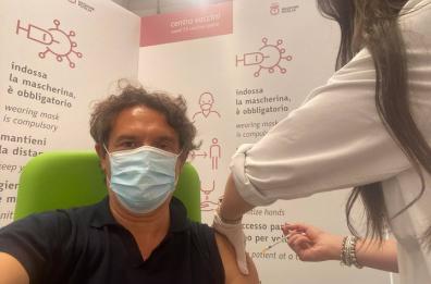 «Troppi i pugliesi non vaccinati: vietiamone l'accesso in luoghi pubblici» 