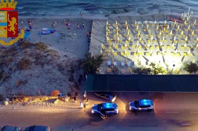 Gallipoli, si fingevano ambulanti per spacciare: beccati dai poliziotti in costume da bagno