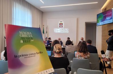 Magna Grecia Awards, festival con fari puntati sull'attualità: i saluti del super ospite Caccamo 