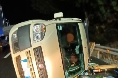 Rosamarina, auto si ribalta su un fianco: 4 feriti, tra loro un bimbo di 3 mesi