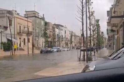Acquaviva finisce sott'acqua: dopo il violento nubifragio le strade sono fiumi