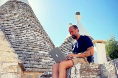 Fabio Volo sceglie la Puglia: la vacanza è tra i trulli 