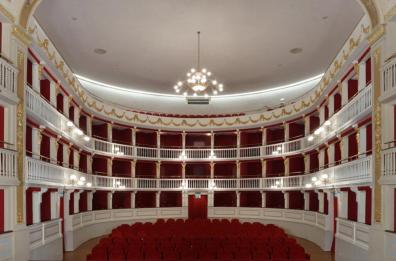 Tanti teatri silenziosi un’offesa agli antenati