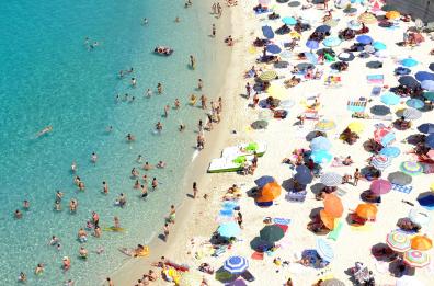 L'estate dei rincari: pacchetti vacanza e ristoranti alle stelle, Bari più cara di Firenze