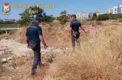 Bari, la discarica abusiva nel cuore del Parco naturale