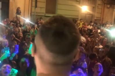 Serenata neomelodica al Libertà per due futuri sposi: Andrea Zeta manda in tilt Bari. L'ira di Decaro: «Schiaffo alle regole»
