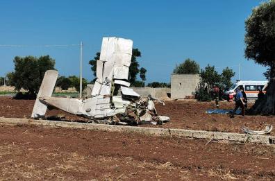 Aereo ultraleggero decollato da Bari precipita tra Savelletri e Capitolo: morti istruttore e allievo. Il mezzo ha toccato un cavo dell'alta tensione