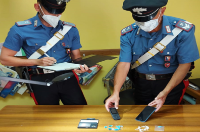 Canosa, lancia la cocaina dal balcone: arrestato