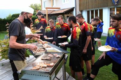 Giallorossi in ritiro, una grigliata di buon augurio