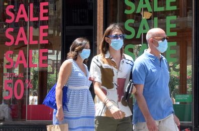 Puglia, al via i saldi estivi: complice il caldo poca affluenza nei negozi 