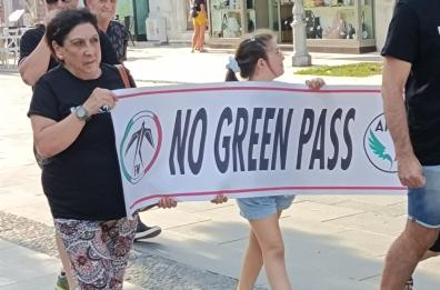 Green Pass: è corsa al vaccino. Ma nelle piazze pugliesi c'è la protesta dei no vax. I cortei a Bari e Foggia VD/FT 