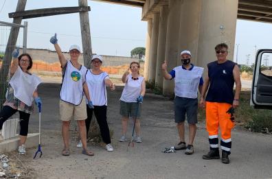 Barletta, i volontari ripuliscono l'uscita Patalini