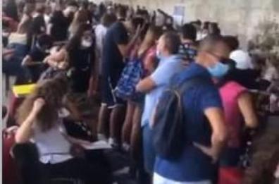 Assembramenti all'imbarco, la rabbia dei croceristi al porto di Bari