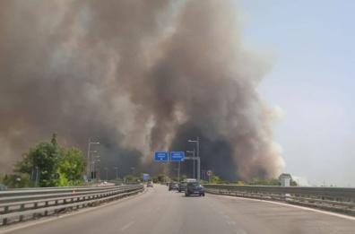 Lecce, ennesimo incendio: il fuoco vicino l'ospedale