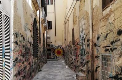 Lecce, mura del borgo antico imbrattate con disegno di spermatozoi