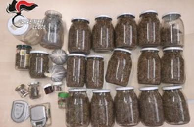 Lecce, la droga conservata nei barattoli di vetro