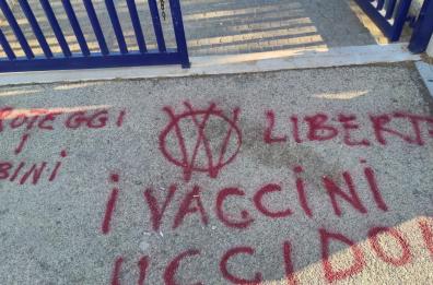 Bari, inquietanti scritte no vax 