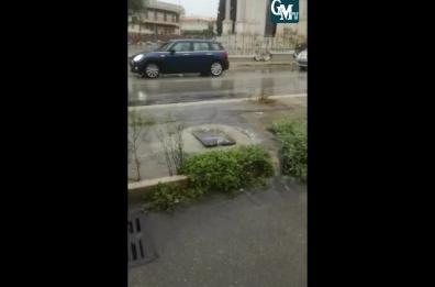 Bari, tombini come fontane a S. Fara dopo i lavori. Comune «scarica» su Aqp