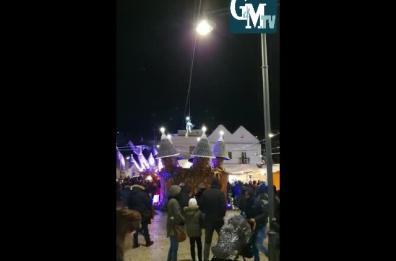 Alberobello, la Befana in sella alla sua scopa si cala dall'alto tra i trulli