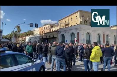Bari, mercatali protestano per la zona rossa: lungomare bloccato. Cori contro Emiliano 