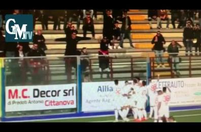 Locri, tifoso barese esulta dopo il gol di Di Cesare e precipita nel vuoto: è grave  + Il Video +