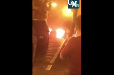 Foggia, auto divorata dalle fiamme alle spalle del Comune 