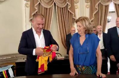  Sticchi Damiani regala la maglia numero 1 al sindaco Poli Bortone: il suggello tra U.s. Lecce e amministrazione comunale